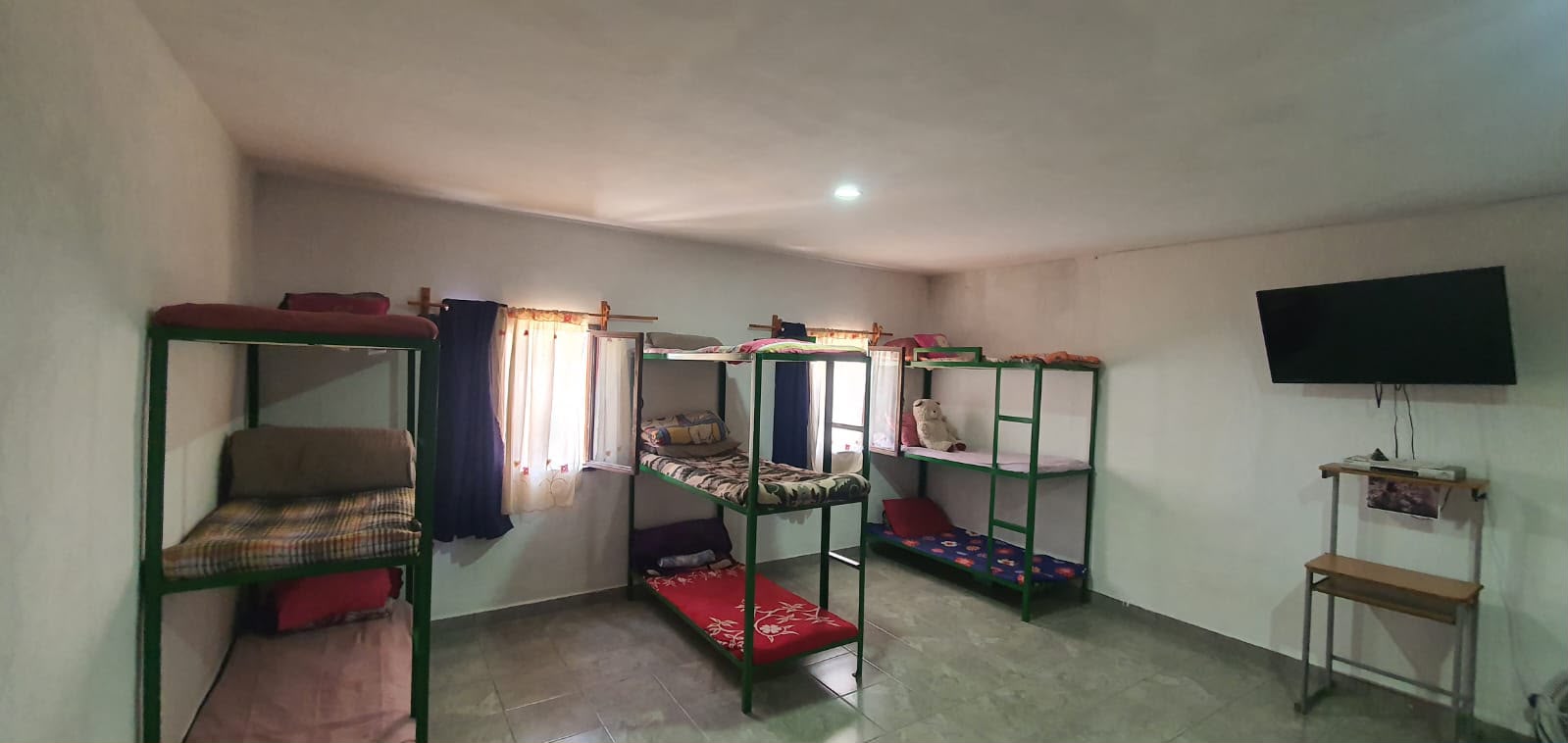 Dormitorio con literas y áreas comunes