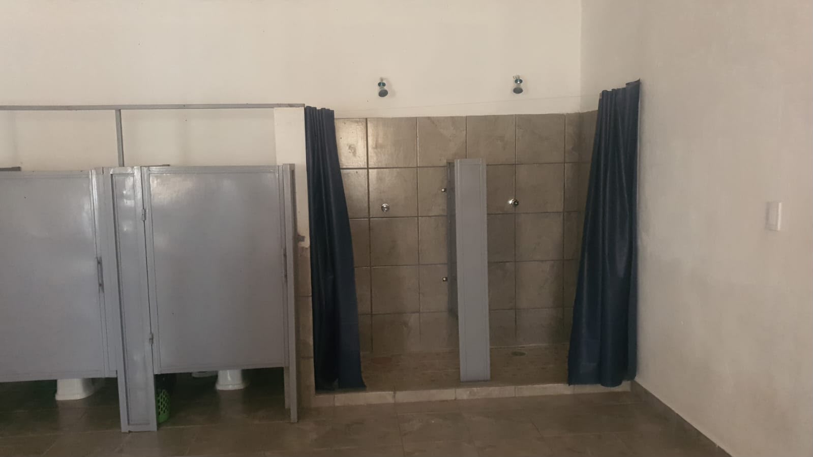 Área de regaderas y sanitarios